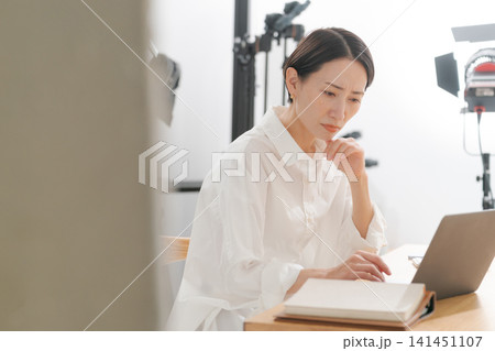 悩む表情の働く女性 悩む表情の働く女性 141451107
