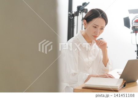 悩む表情の働く女性 悩む表情の働く女性 141451108