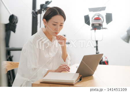 悩む表情の働く女性 悩む表情の働く女性 141451109
