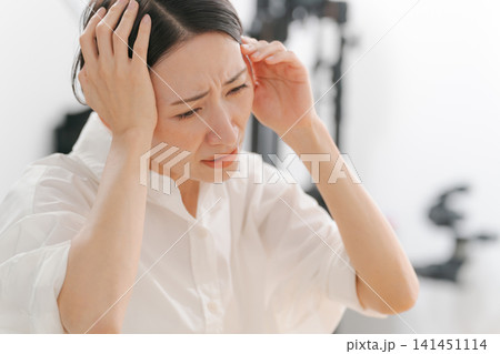 悩む表情の働く女性 悩む表情の働く女性 141451114