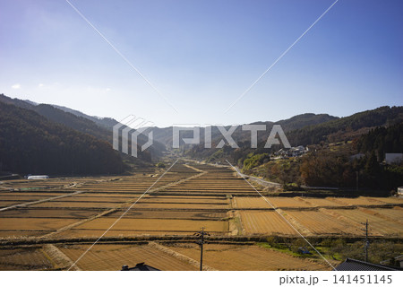 長野県田野口の収穫後の田んぼと里山の風景 長野県田野口の収穫後の田んぼと里山の風景 141451145