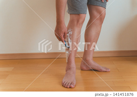40代日本人男性がフローリングに立ちカミソリでスネ毛を剃る 40代日本人男性がフローリングに立ちカミソリでスネ毛を剃る 141451876