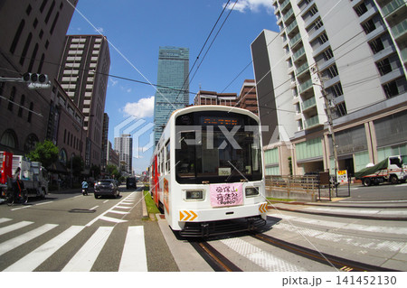阿倍野筋を走る阪堺電車とあべのハルカス 阿倍野筋を走る阪堺電車とあべのハルカス 141452130