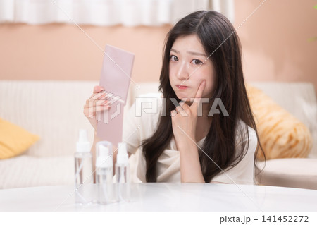 スキンケアに悩む若い女性 141452272