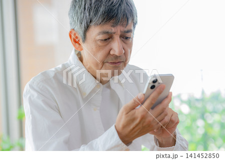 スマホを使う男性 スマホを使う男性 141452850