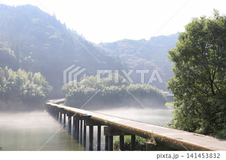夏の朝霧に包まれる仁淀川 名越屋(名護屋)沈下橋(高知県いの町) 夏の朝霧に包まれる仁淀川 名越屋(名護屋)沈下橋(高知県いの町) 141453832