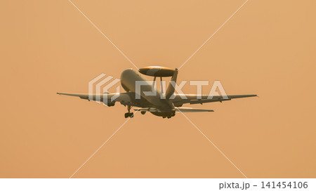 夕暮れに離陸する航空自衛隊E-767早期警戒管制機 夕暮れに離陸する航空自衛隊E-767早期警戒管制機 141454106