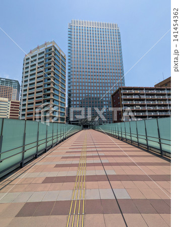都会へ続く連絡通路とビル群 都会へ続く連絡通路とビル群 141454362