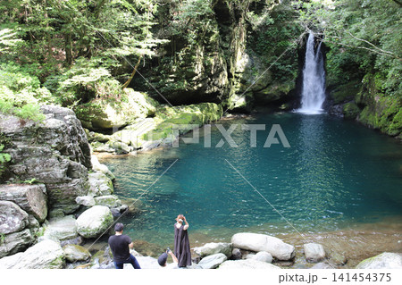 夏のにこ淵と仁淀ブルーの滝つぼ(高知県いの町) 夏のにこ淵と仁淀ブルーの滝つぼ(高知県いの町) 141454375