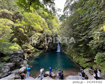 夏のにこ淵と仁淀ブルーの滝つぼ(高知県いの町) 夏のにこ淵と仁淀ブルーの滝つぼ(高知県いの町) 141454382