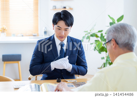 出張買取　古銭や切手の鑑定をしている鑑定士　 141454486
