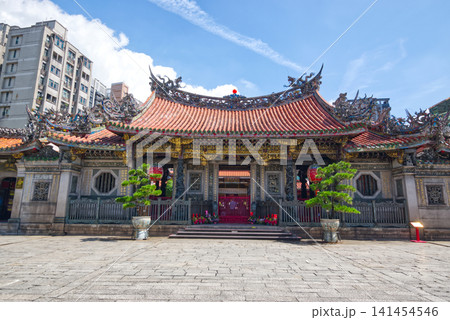 台湾・龍山寺の華麗な正面外観と伝統建築 141454546