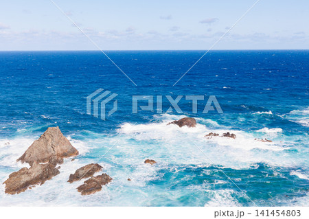 白波立つ島武意海岸　秋の積丹半島　北海道 141454803