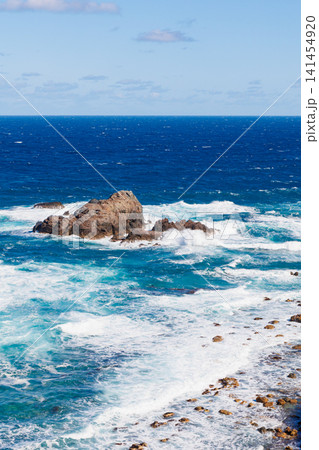 白波立つ島武意海岸 秋の積丹半島 北海道 白波立つ島武意海岸 秋の積丹半島 北海道 141454920