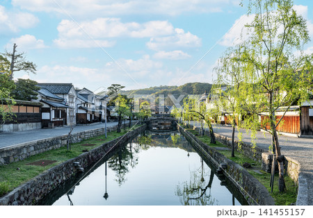 岡山県倉敷市　岡山の人気観光スポット　晴天の倉敷美観地区の街並み 141455157