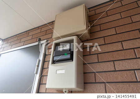 住宅の外壁に設置された電力メーター 住宅の外壁に設置された電力メーター 141455491