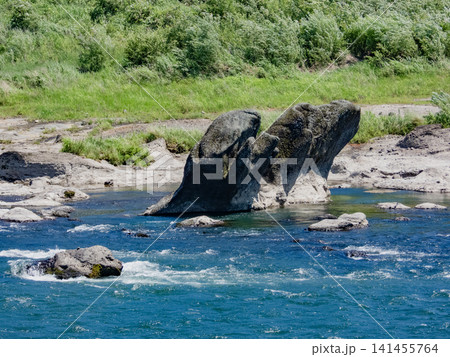 木曽川中流域の景色 侵食された岩 木曽川中流域の景色 侵食された岩 141455764