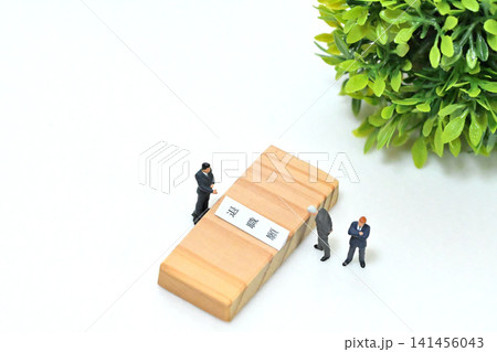 退職願 退職届 辞職 を提出するビジネスマン 弁護士イメージ 141456043