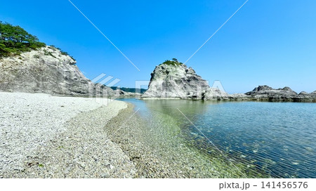 五月晴れの青空、流紋岩の白い岩肌、エメラルドグリーンの水面が美しい浄土ヶ浜〈岩手県宮古市〉 五月晴れの青空、流紋岩の白い岩肌、エメラルドグリーンの水面が美しい浄土ヶ浜〈岩手県宮古市〉 141456576