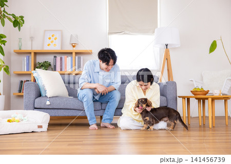 ファミリー　犬のいる暮らし　夫婦と愛犬のポートレート 141456739