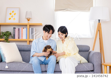 ファミリー 犬のいる暮らし 夫婦と愛犬のポートレート ファミリー 犬のいる暮らし 夫婦と愛犬のポートレート 141456742