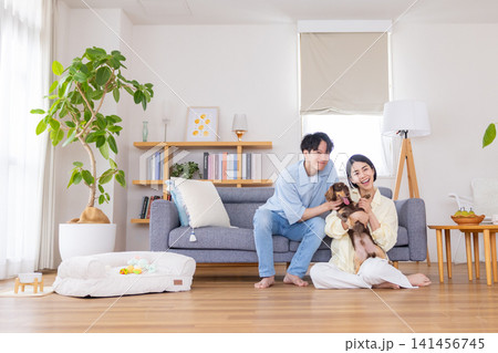 ファミリー 犬のいる暮らし 夫婦と愛犬のポートレート ファミリー 犬のいる暮らし 夫婦と愛犬のポートレート 141456745