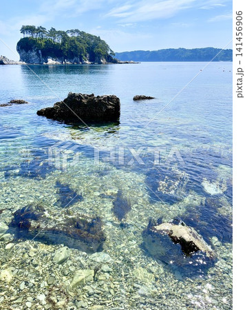 陽射しを受けて煌めくエメラルドグリーンの水面〈浄土ヶ浜/岩手県宮古市〉 陽射しを受けて煌めくエメラルドグリーンの水面〈浄土ヶ浜/岩手県宮古市〉 141456906