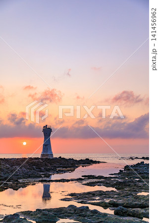 初夏の佐渡長手岬灯台と夕日 佐渡島 新潟県佐渡市 初夏の佐渡長手岬灯台と夕日 佐渡島 新潟県佐渡市 141456962