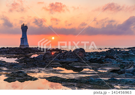 初夏の佐渡長手岬灯台と夕日 佐渡島 新潟県佐渡市 初夏の佐渡長手岬灯台と夕日 佐渡島 新潟県佐渡市 141456963