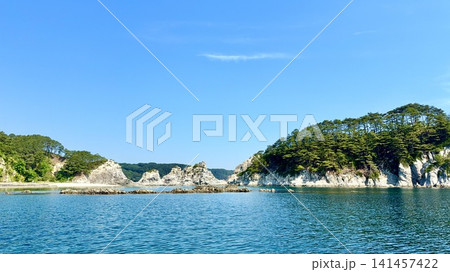 青空、赤松の新緑、流紋岩の白い奇岩郡、エメラルドブルーの水面に彩られた浄土ヶ浜〈岩手県宮古市〉 青空、赤松の新緑、流紋岩の白い奇岩郡、エメラルドブルーの水面に彩られた浄土ヶ浜〈岩手県宮古市〉 141457422