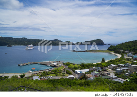 小笠原　父島の二見港に停泊する飛鳥Ⅲを大神山公園展望台から見る 141457535