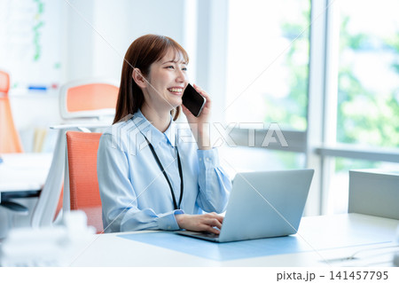 電話する女性スタッフ 電話する女性スタッフ 141457795