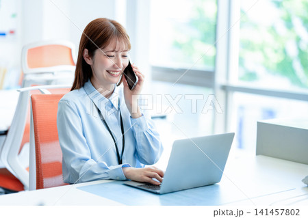 電話する女性スタッフ 141457802