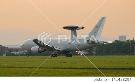 夕暮れに着陸する航空自衛隊E-767早期警戒管制機 夕暮れに着陸する航空自衛隊E-767早期警戒管制機 141458294
