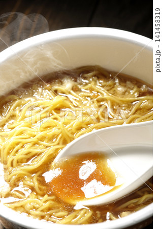 カップラーメンのスープをレンゲですくう カップラーメンのスープをレンゲですくう 141458319