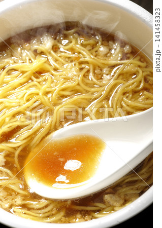 カップラーメンのスープをレンゲですくう カップラーメンのスープをレンゲですくう 141458323