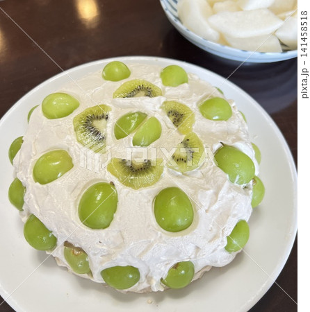 シャインマスカットとキウイのケーキを作りました シャインマスカットとキウイのケーキを作りました 141458518