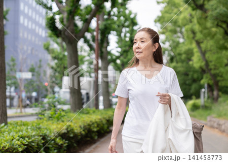 シニア女性 外出 シニア女性 外出 141458773