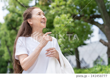 シニア女性　外出 141458777