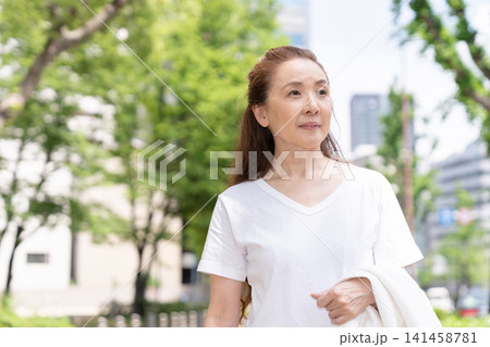 シニア女性　外出 141458781
