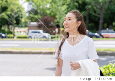 シニア女性　外出 141458786