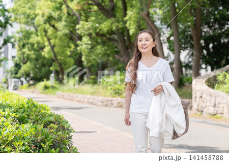 シニア女性　外出 141458788