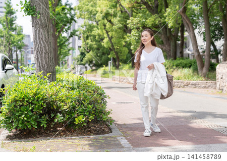 シニア女性　外出 141458789