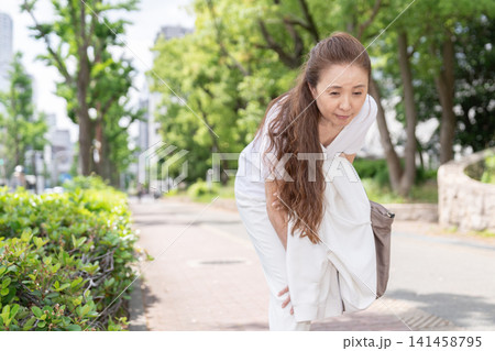 疲れたシニア女性 疲れたシニア女性 141458795