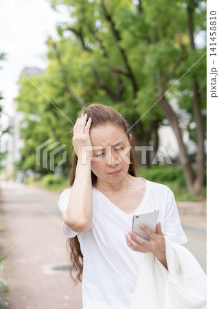 シニア女性 スマホ トラブル シニア女性 スマホ トラブル 141458810