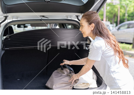 シニア女性と自動車 荷台 シニア女性と自動車 荷台 141458813
