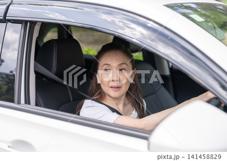 シニア女性と自動車 シニア女性と自動車 141458829
