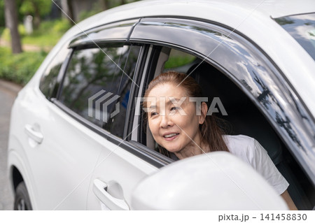 シニア女性と自動車 シニア女性と自動車 141458830