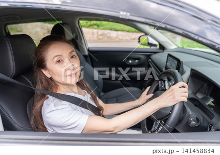 シニア女性と自動車 シニア女性と自動車 141458834