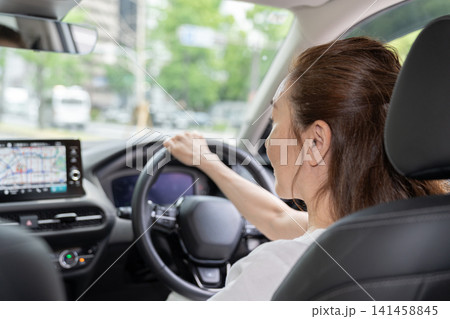 シニア女性と自動車 シニア女性と自動車 141458845